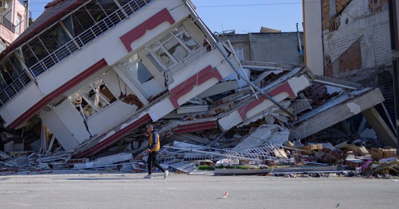 Ένας άνδρας περπατά μπροστά από ένα κατεστραμμένο κτίριο στο Samandag, νότια του Hatay στις 16 Φεβρουαρίου 2023, δέκα ημέρες μετά από δύο μεγάλους σεισμούς που έπληξαν τη συνοριακή περιοχή της Τουρκίας και της Συρίας. (Φωτογραφία AFP)