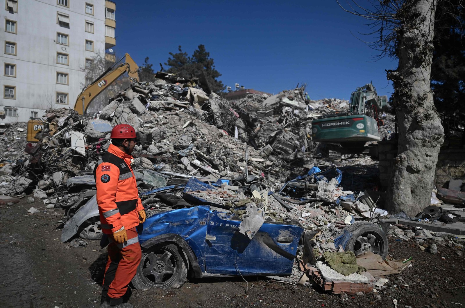 A rescuer stands in front of rubble near the site where Aleyna Ölmez, 17, was rescued from a collapsed building, 248 hours after the 7.7 magnitude earthquake struck parts of Türkiye and Syria, in Kahramanmaraş, Türkiye, Feb. 16, 2023. (AFP Photo)
