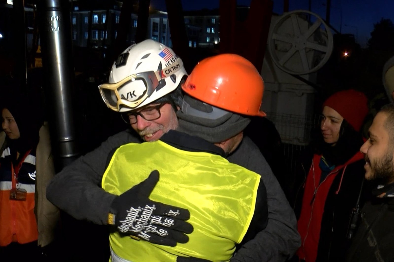 Petugas pemadam kebakaran Amerika berhenti bekerja untuk membantu korban gempa Türkiye