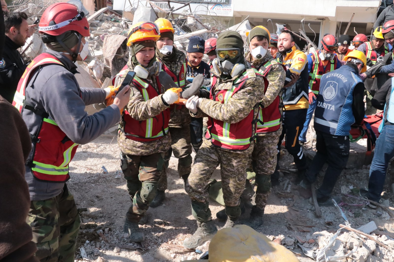 Pasangan, 1 anak, diselamatkan di Hatay, 296 jam setelah gempa bumi