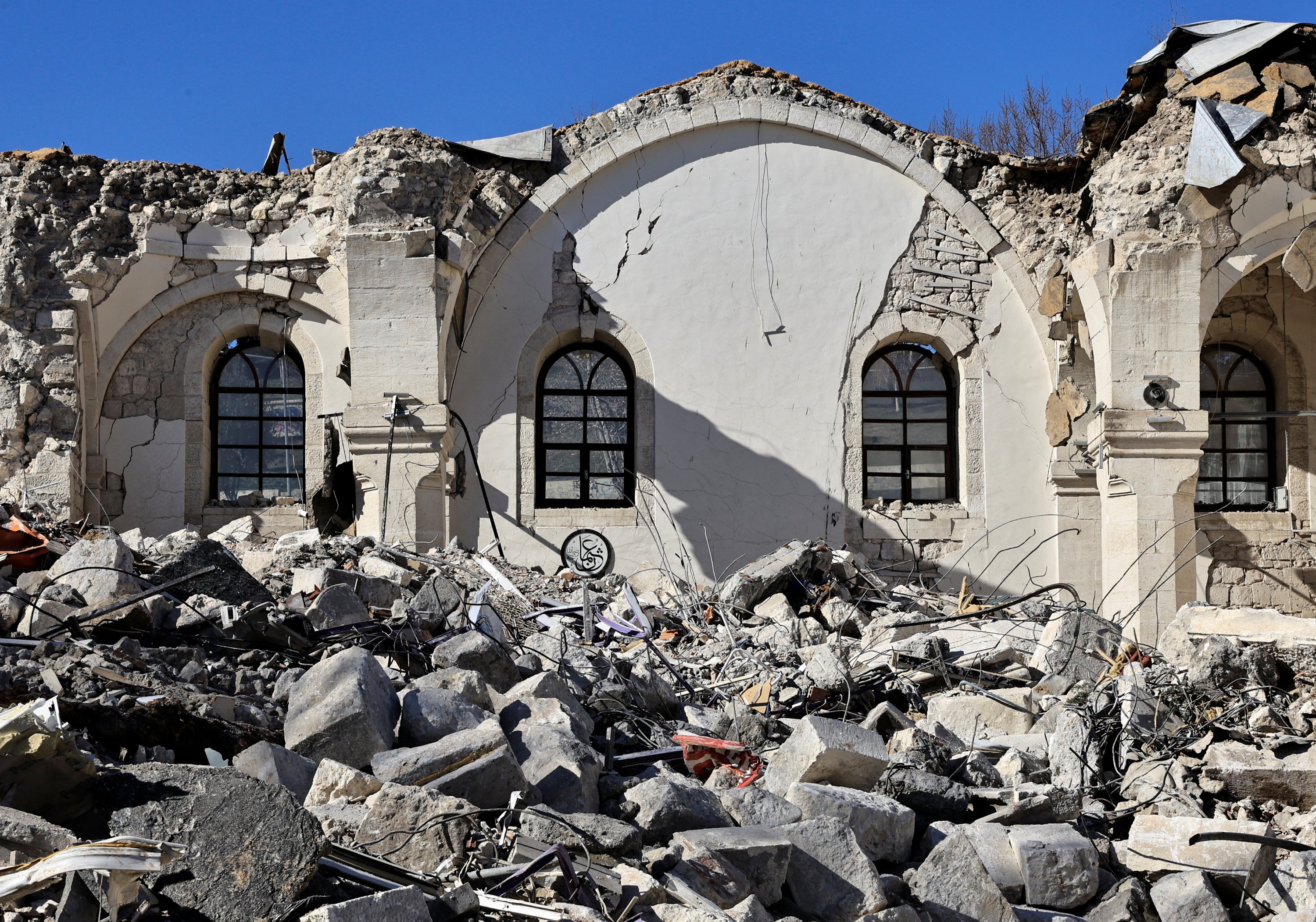 Pemandangan umum masjid Ulu Cami yang rusak akibat gempa mematikan di Adıyaman, Türkiye, 17 Februari 2023. (Foto Reuters)