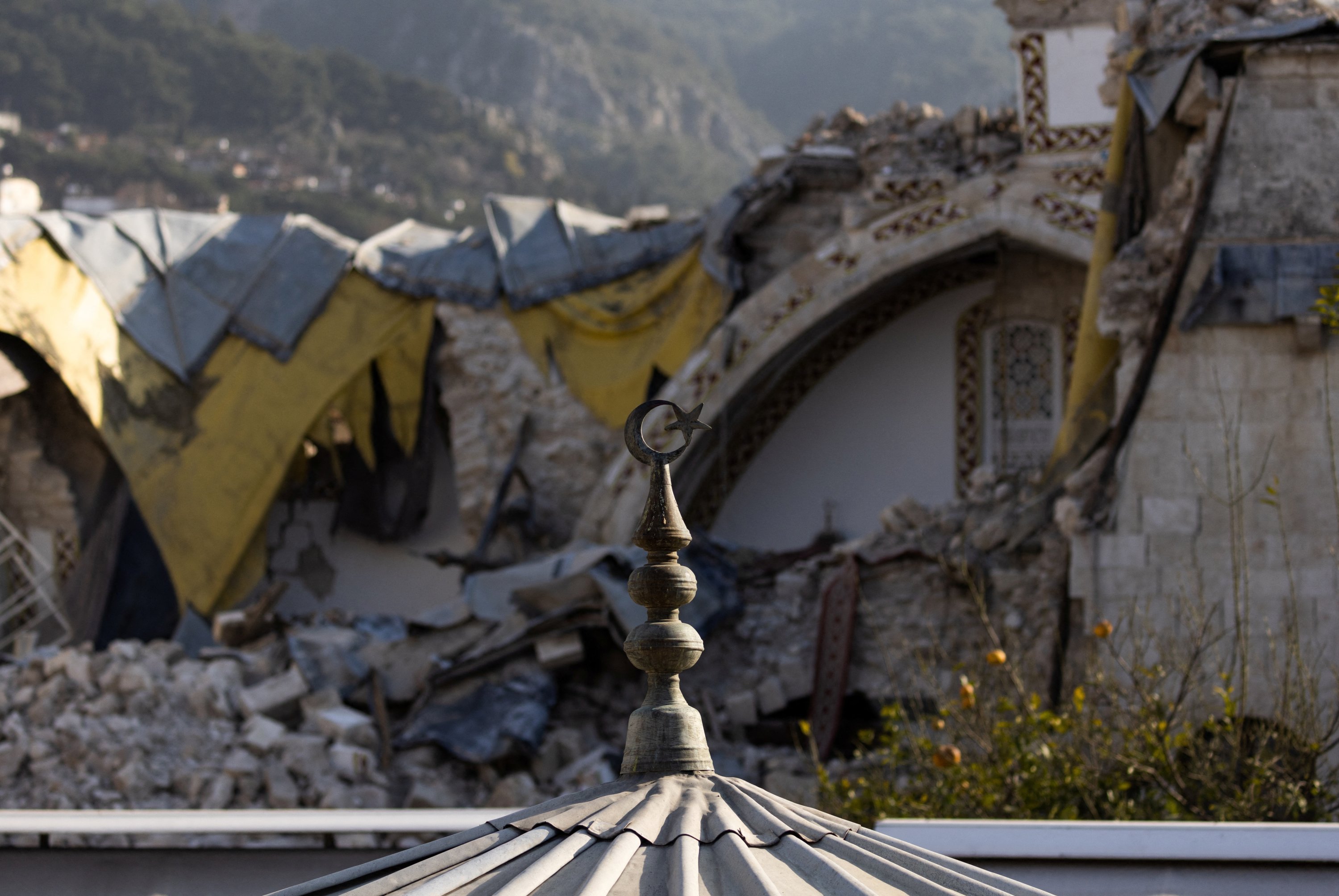 Masjid Habib-i Neccar yang hancur setelah gempa mematikan di Antakya, Türkiye, 16 Februari 2023. (Foto Reuters)