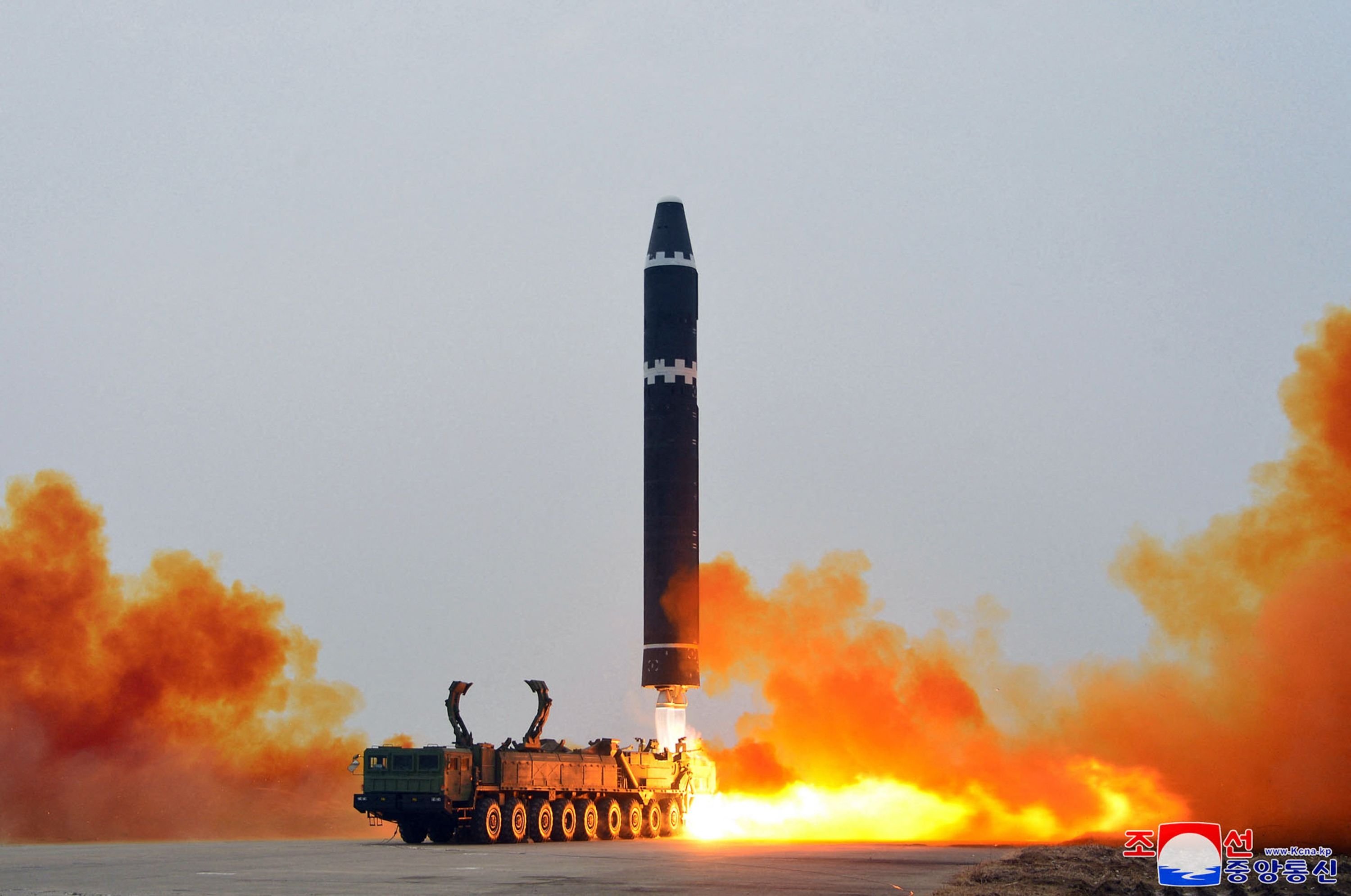 Gambar ini menunjukkan uji tembak ICBM Hwasong-15, Pyongyang, Korea Utara, 18 Februari 2023. (Foto AFP)