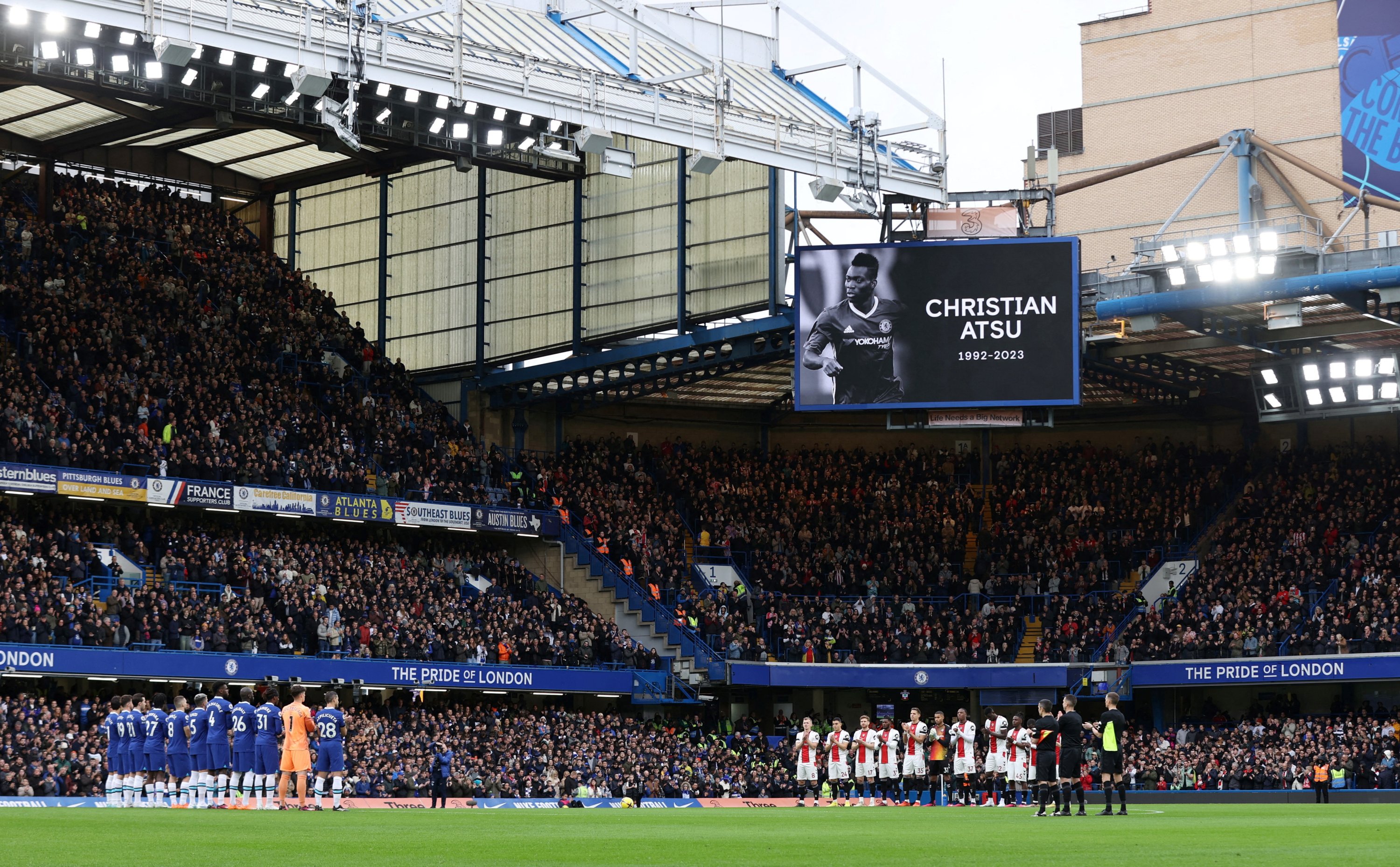 Pandangan umum saat mengheningkan cipta satu menit untuk mengenang Christian Atsu sebelum pertandingan Chelsea-Southampton EPL di Stamford Bridge, London, Inggris, 18 Februari 2023. (Foto Reuters)