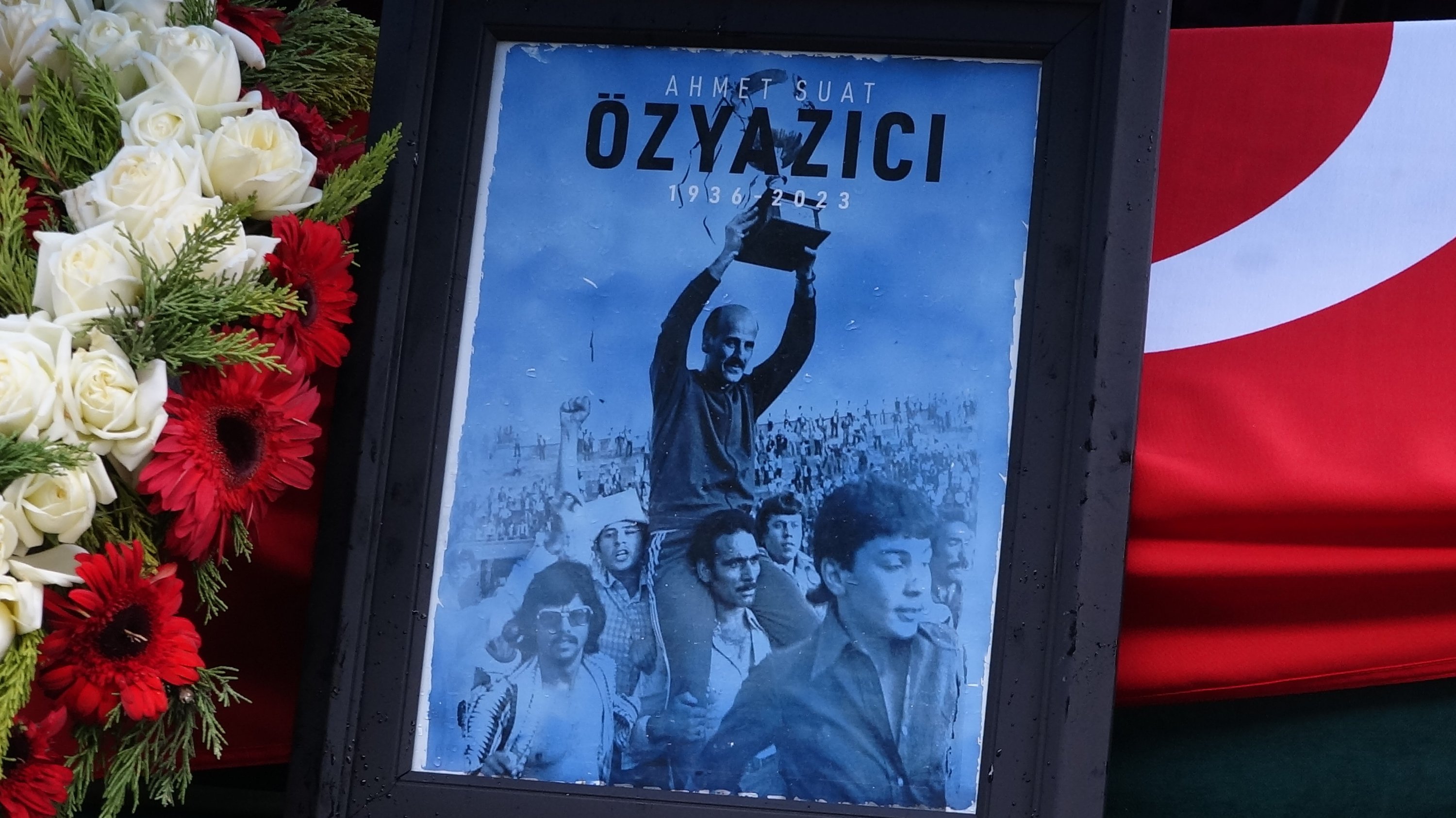 Foto berbingkai mendiang Ahmet Suat Özyazıcı mengangkat Piala Presiden setelah menang 1-0 atas Fenerbahçe pada 13 Juni 1978, saat pemakamannya, Istanbul, Türkiye, 19 Februari 2023. (Foto IHA)