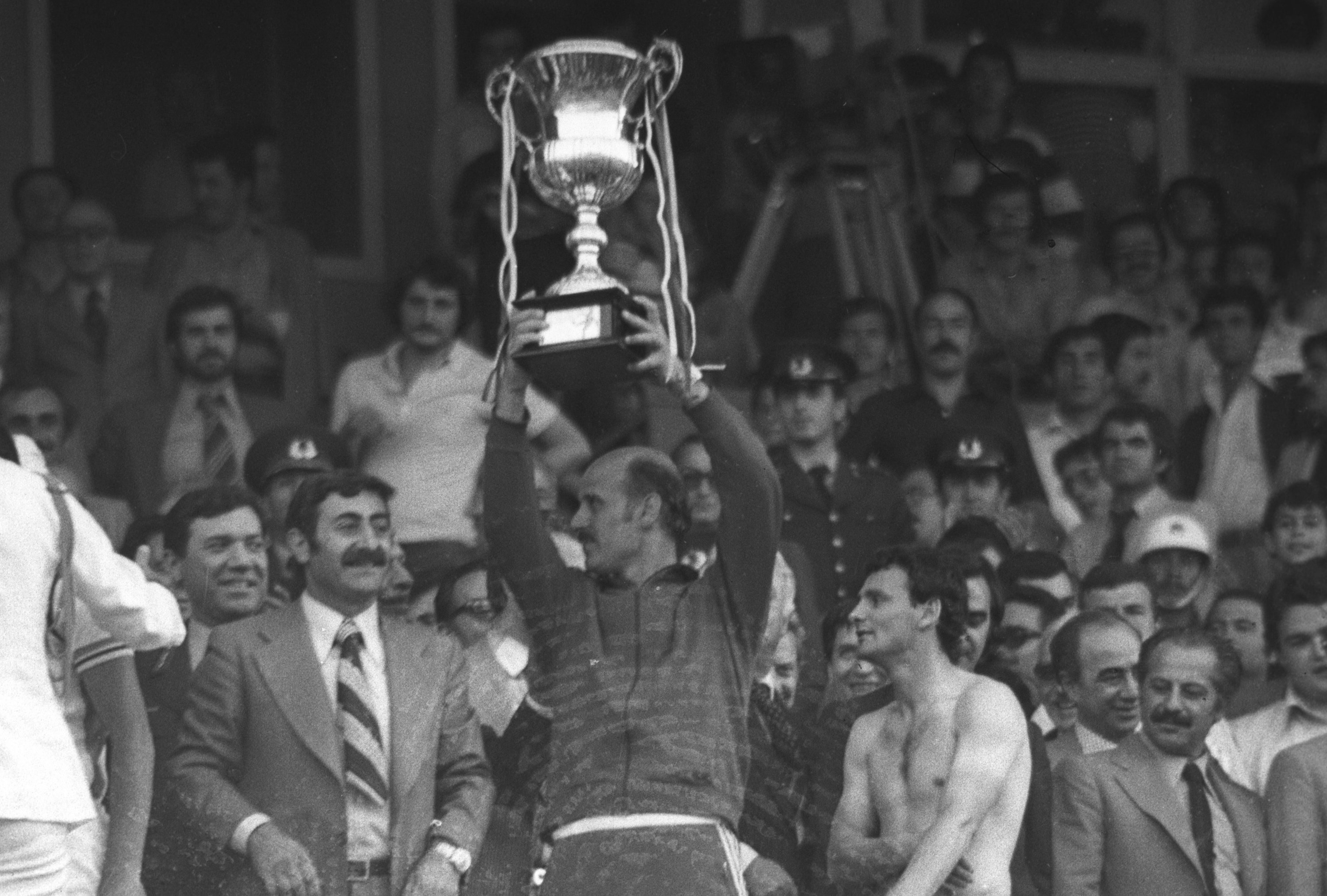 File foto mendiang Ahmet Suat Özyazıcı mengangkat Piala Presiden setelah menang 1-0 atas Fenerbahçe, 13 Juni 1978. (Foto AA)