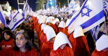 People hold Israeli flags during a protest against Israel&#039;s Prime Minister Benjamin Netanyahu&#039;s government, Tel Aviv, Israel, Feb. 18, 2023. (Reuters Photo)