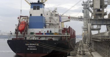 The bulk carrier VALSAMITIS is loaded with wheat at the Black Sea port of Chornomorsk near Odesa, Ukraine, Feb. 18, 2023. (EPA Photo)