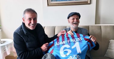 A file photo of Trabzonspor coach Abdullah Avcı handing over a jersey to former coach Ahmet Suat Özyazıcı, Istanbul, Türkiye, April 20, 2022. (IHA Photo)