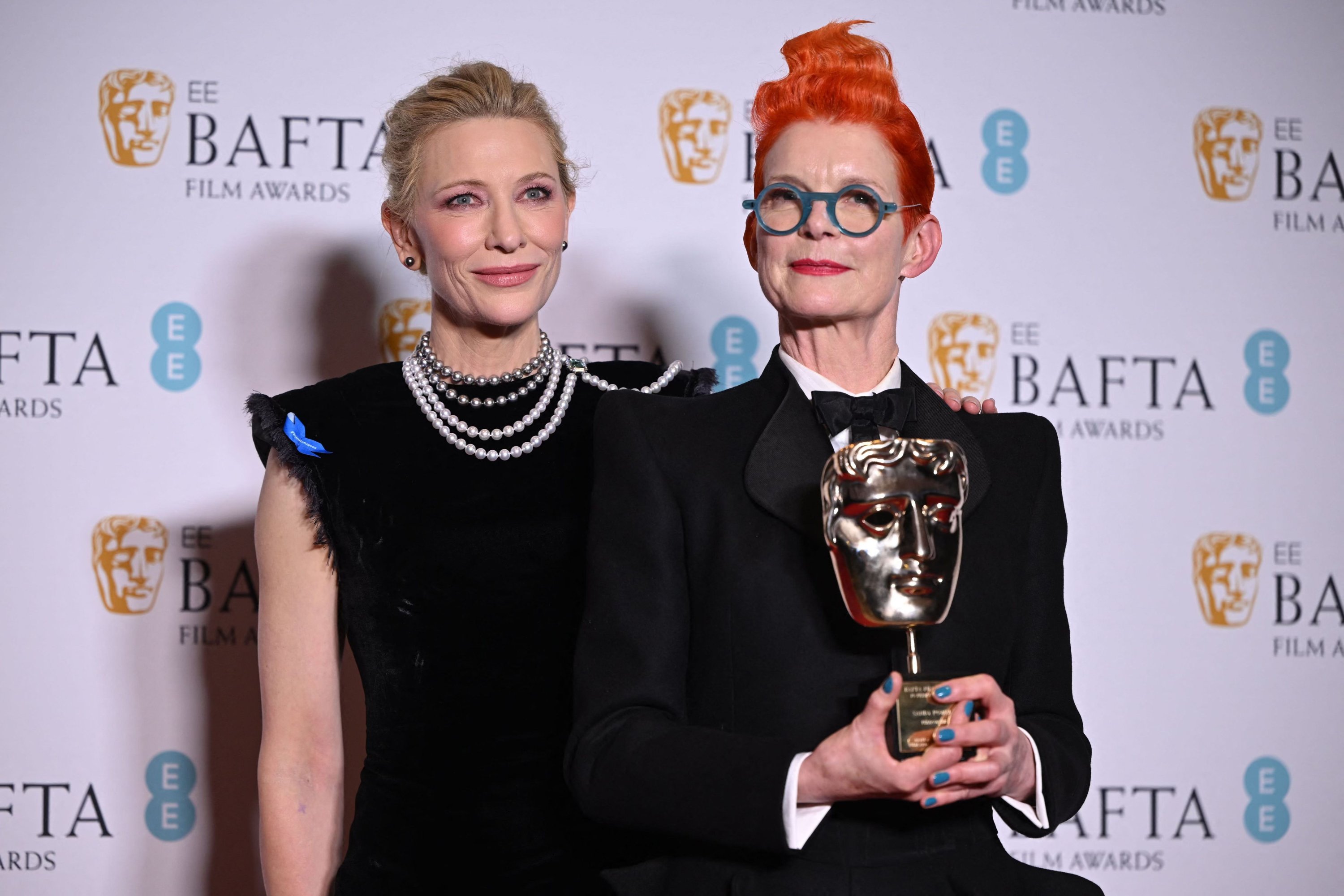 Aktris Australia-Amerika Cate Blanchett (kiri) berpose dengan desainer kostum pemenang Penghargaan Fellowship Sandy Powell (kanan), dengan penghargaannya di ruang pemenang BAFTA British Academy Film Awards di Royal Festival Hall, Southbank Centre, di London, Inggris , 19 Februari 2023. (Foto AFP)