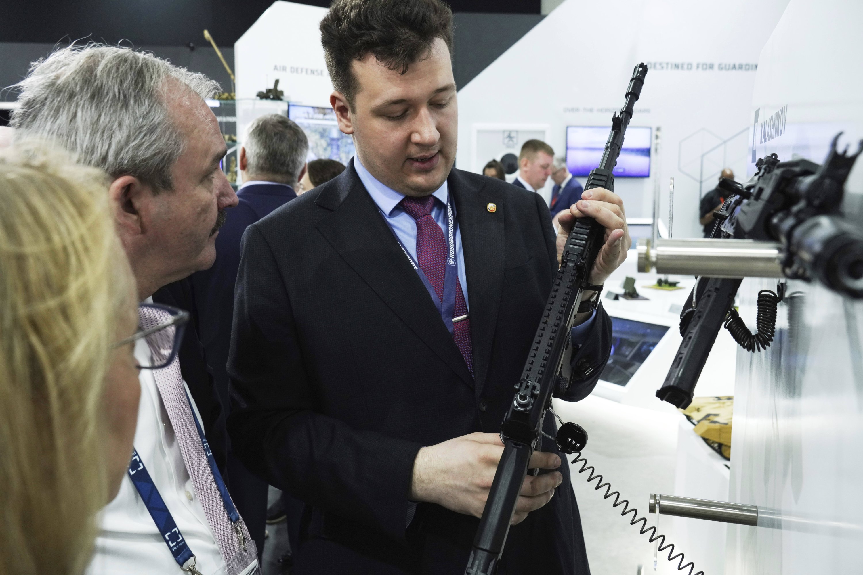 Seorang pramuniaga memamerkan senapan AK-19 Kalashnikov di tenda produsen senjata Rusia di Pameran dan Konferensi Pertahanan Internasional di Abu Dhabi, Uni Emirat Arab, Senin, 20 Februari 2023. (Foto AP)