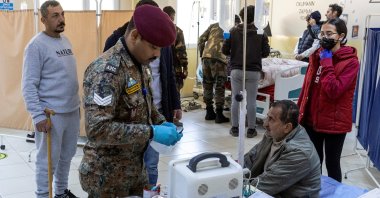 A member of the Indian medical assistance team listens to a patient, in the aftermath of the deadly earthquake, at the 60 Field Para Hospital of the Indian Army, in Iskenderun, a coastal town in Hatay province, Türkiye, Feb. 14, 2023. (Reuters Photo)