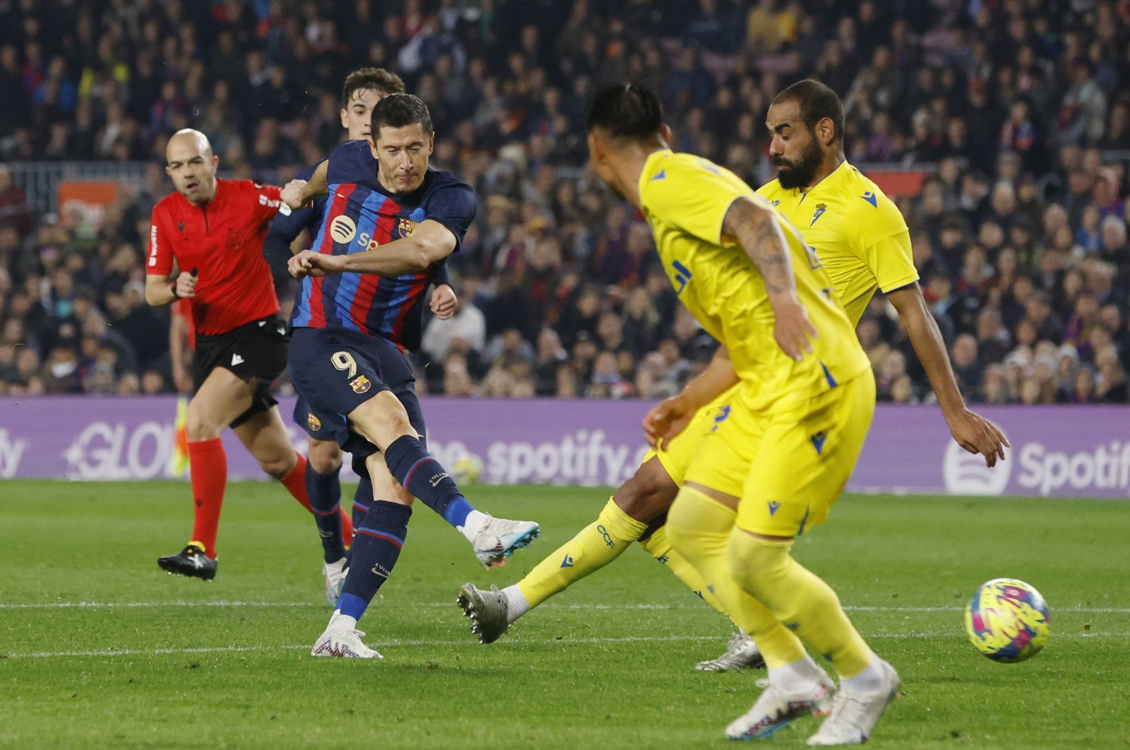 FC Barcelona&#039;s Robert Lewandowski scores their second goal during a La Liga match against Cadiz at Camp Nou, Barcelona, Spain, Feb. 19, 2023. (Reuters Photo)