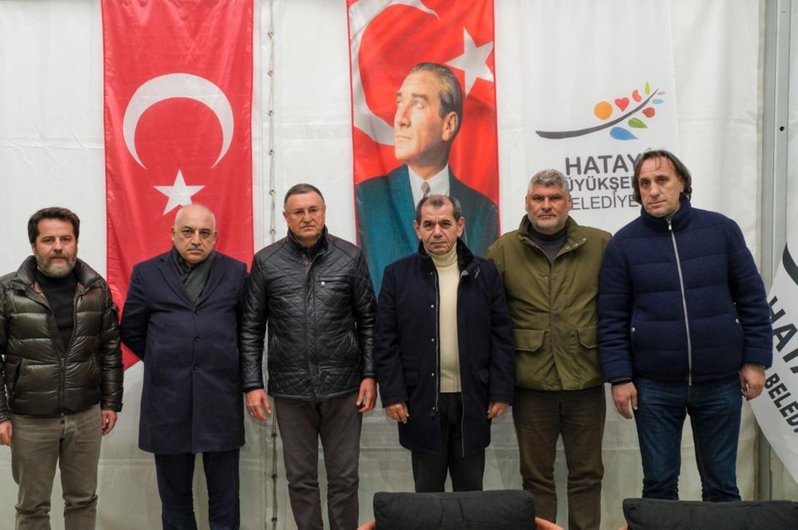 Presiden Galatasaray Dursun Aydın Özbek mengunjungi zona yang dilanda gempa