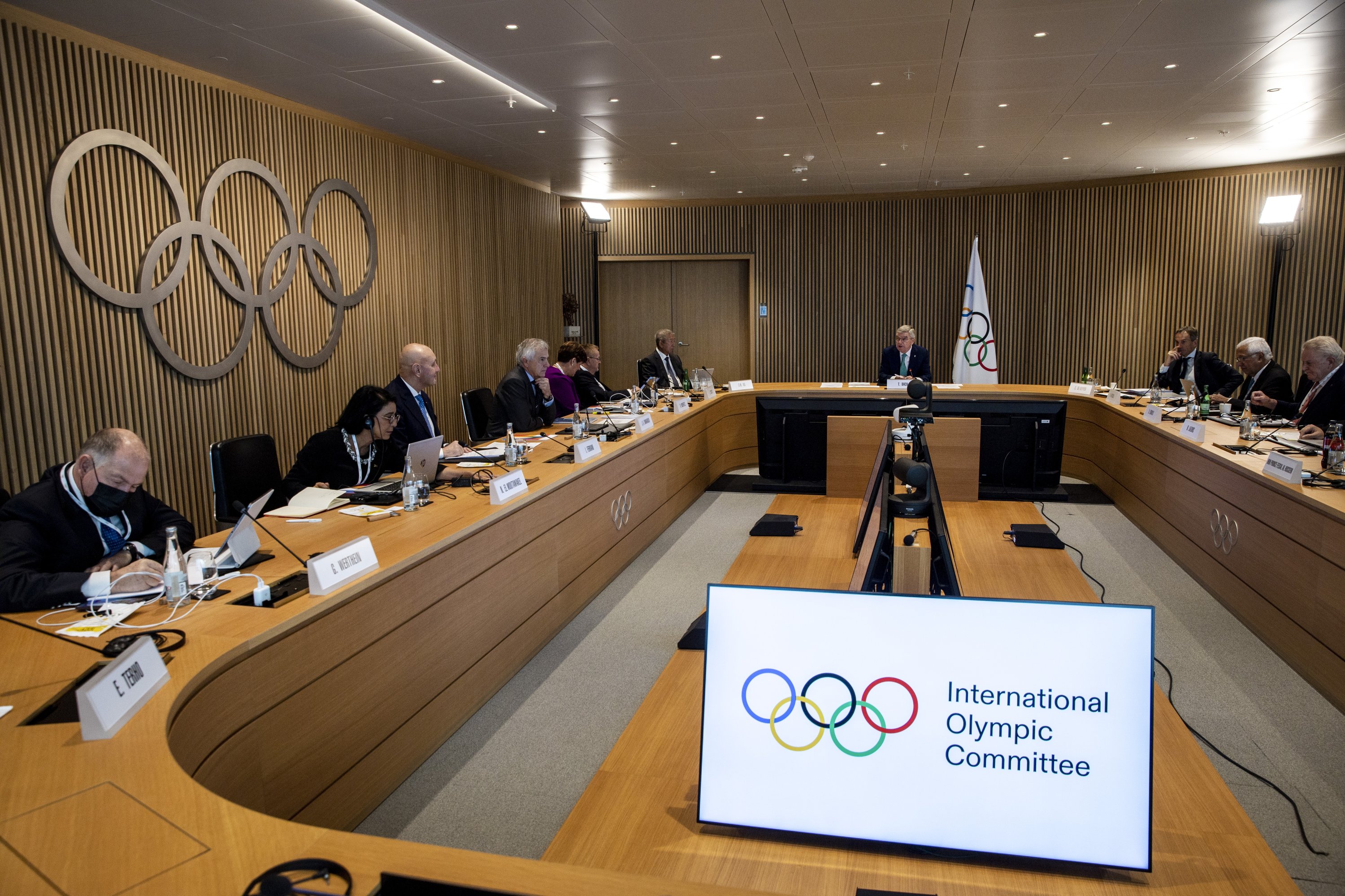 Presiden Komite Olimpiade Internasional (IOC) Thomas Bach (4-kanan) menghadiri pembukaan rapat dewan eksekutif di Olympic House, Lausanne, Swiss, 5 Desember 2022. (Foto EPA)
