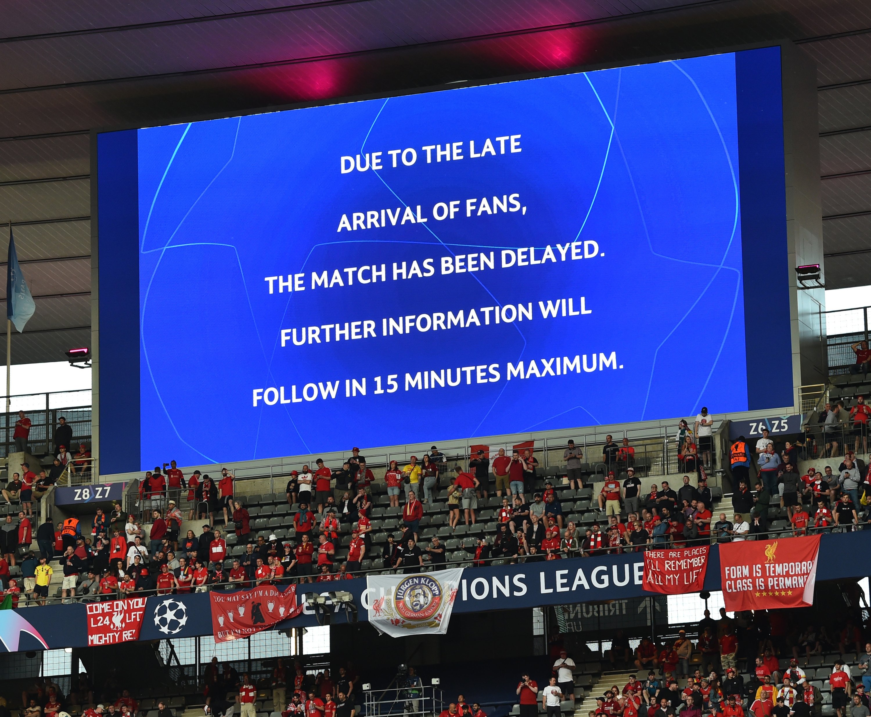 Sebuah pesan di layar sebelum pertandingan final Liga Champions UEFA antara Liverpool FC dan Real Madrid di Stade de France, Paris, Prancis, 28 Mei 2022. (Foto Getty Images)