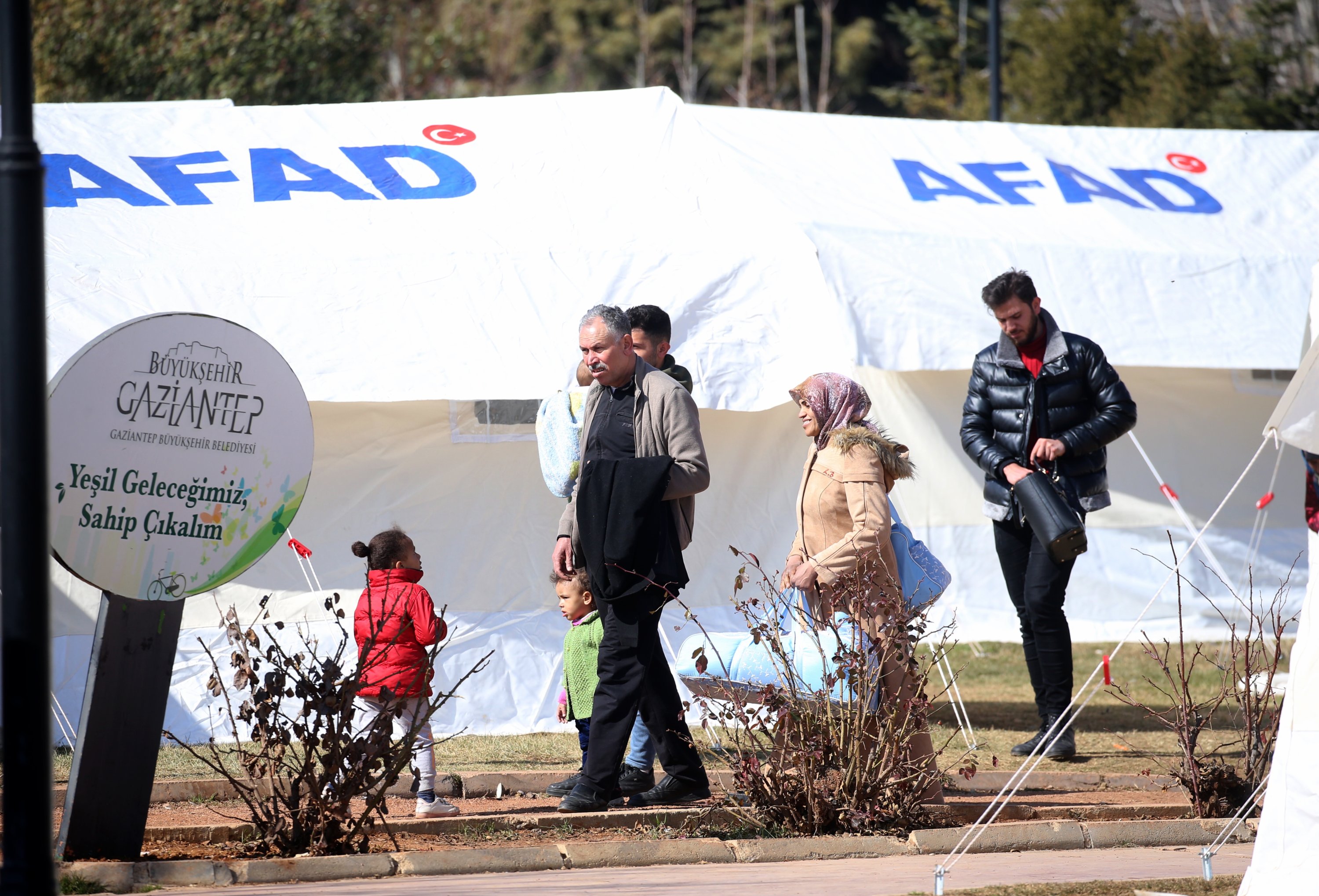 Orang-orang di luar tenda darurat AFAD Taman Festival Kota Metropolitan Gaziantep setelah gempa bumi Kahramanmaraş, Gaziantep, Türkiye, 20 Februari 2023. (Foto AA)