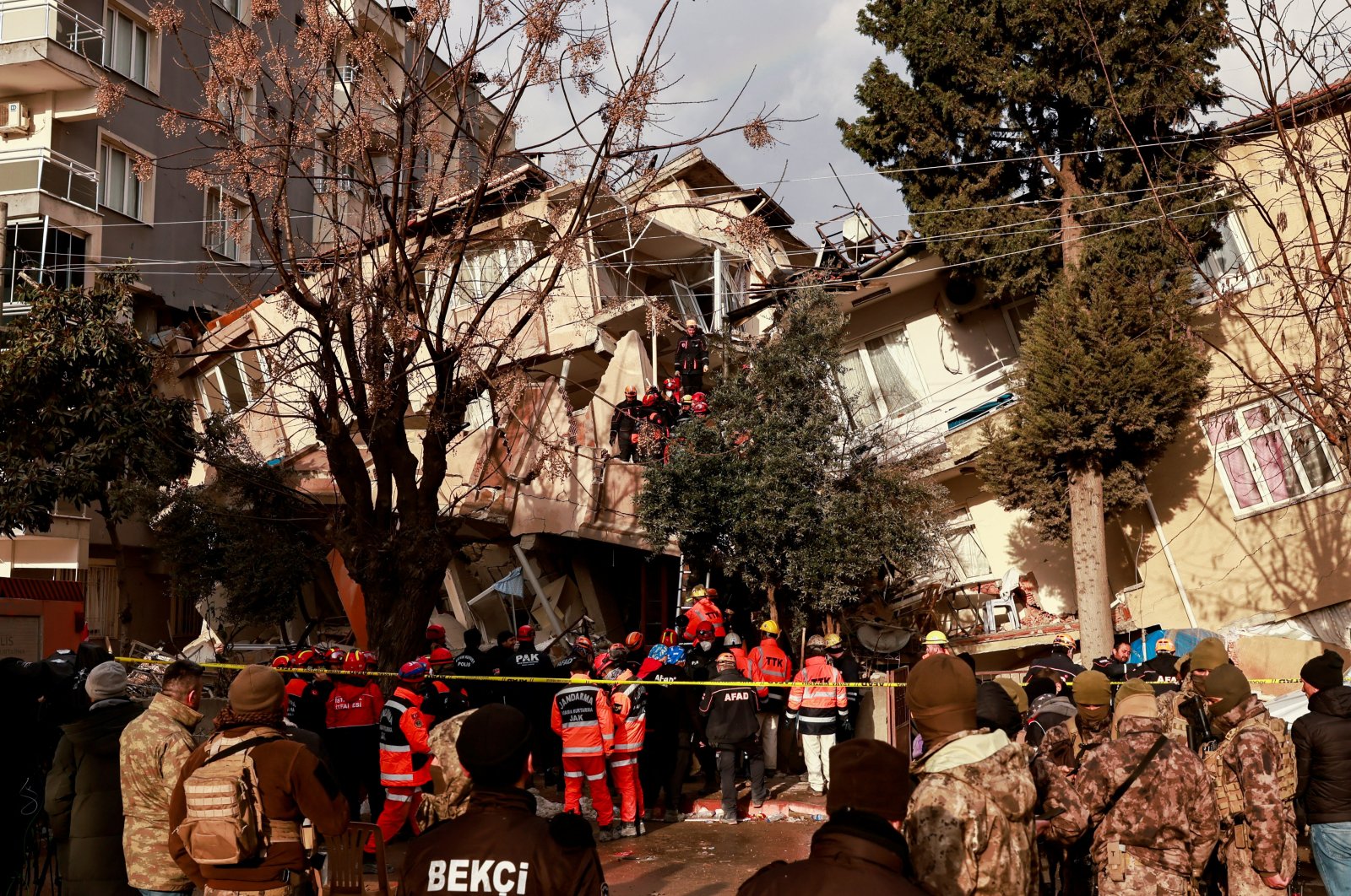 Rescuers search for dead bodies in the aftermath of the latest earthquake in Hatay province, Türkiye, Feb. 21, 2023. (Reuters Photo)