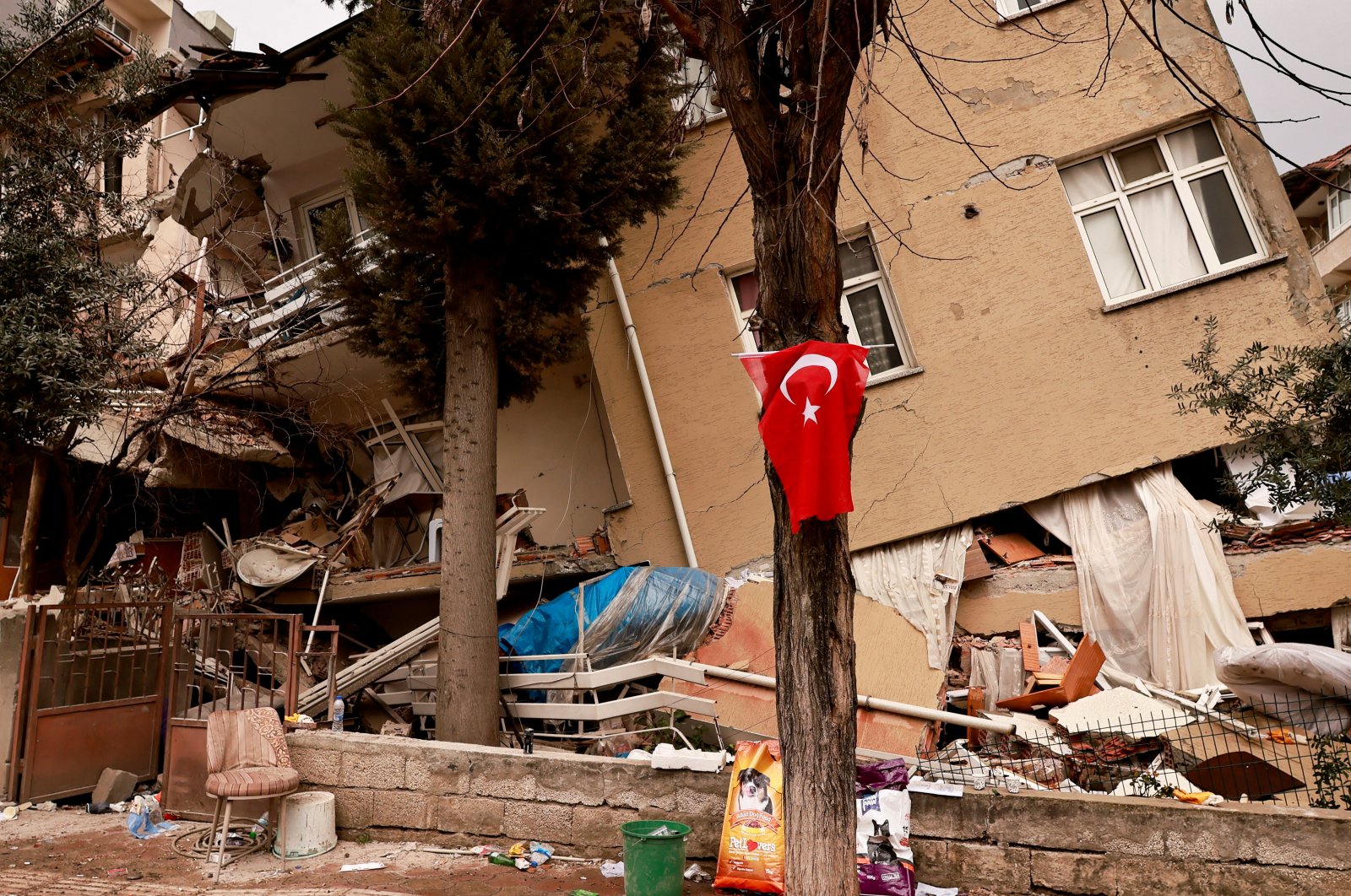 A Turkish flag is pictured near property destroyed in the earthquakes, in Hatay, southern Türkiye, Feb. 21, 2023. (Reuters Photo)
