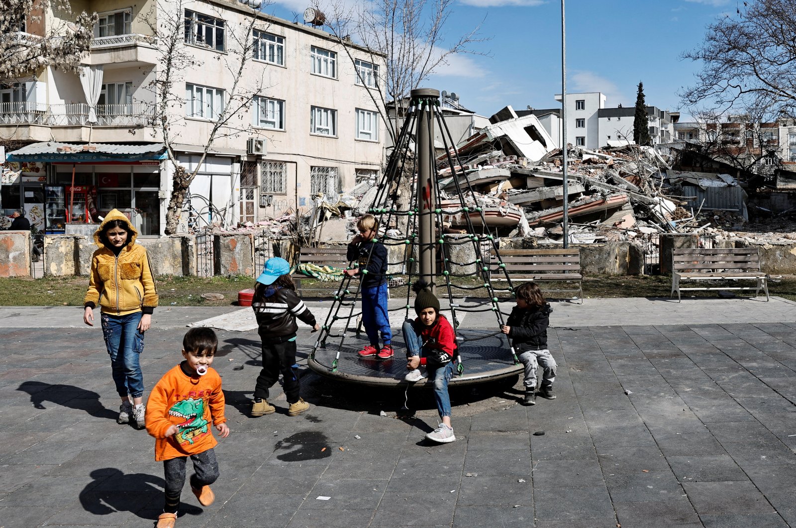 DeFacto menyediakan pakaian untuk anak-anak di zona gempa Türkiye