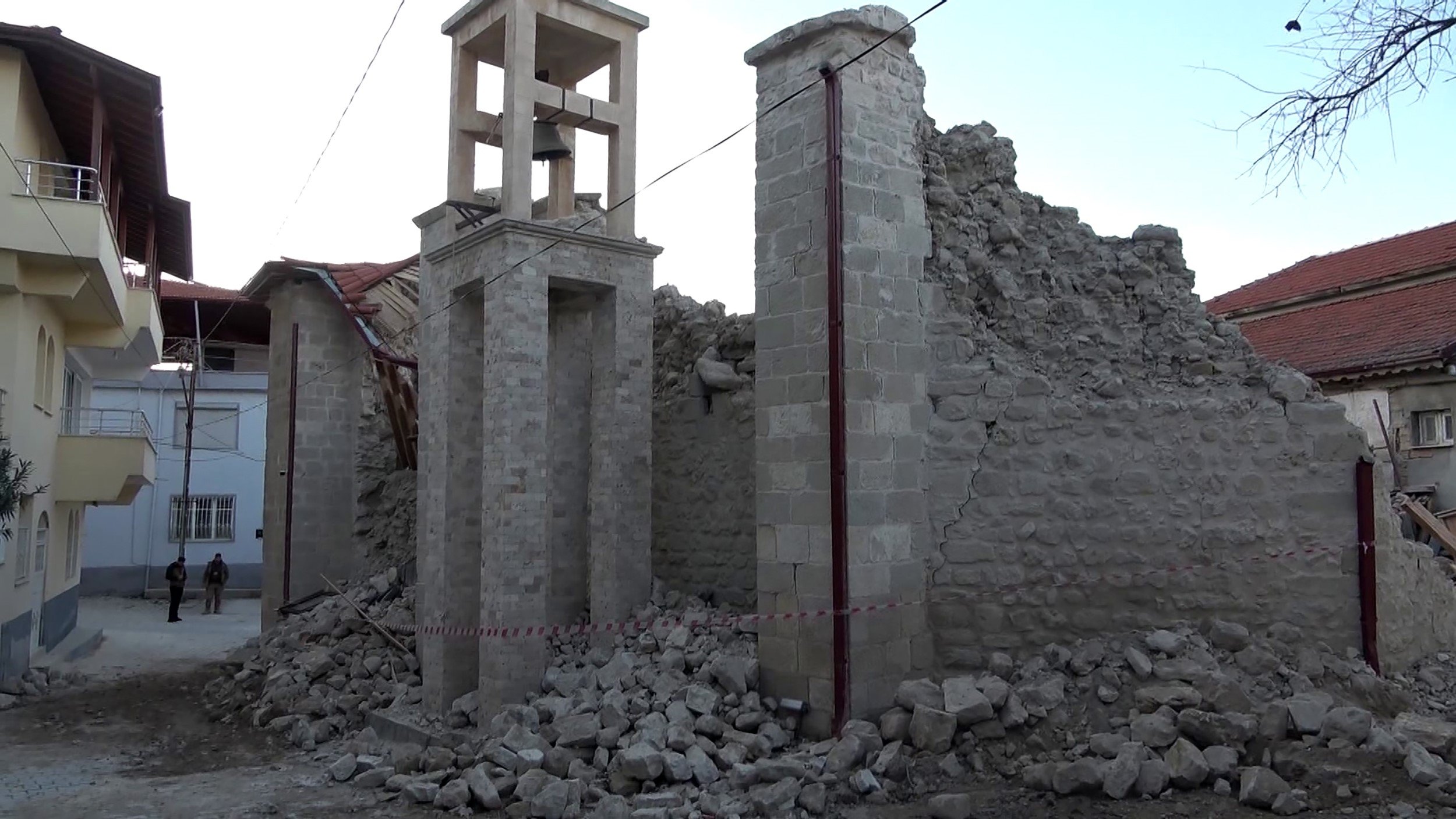 Gereja Ortodoks Perawan Maria, yang diketahui berusia sekitar 700 tahun, hancur akibat gempa sementara menara lonceng dari gereja yang hancur itu tetap utuh, Hatay, Türkiye, 20 Februari 2023. (Foto IHA)