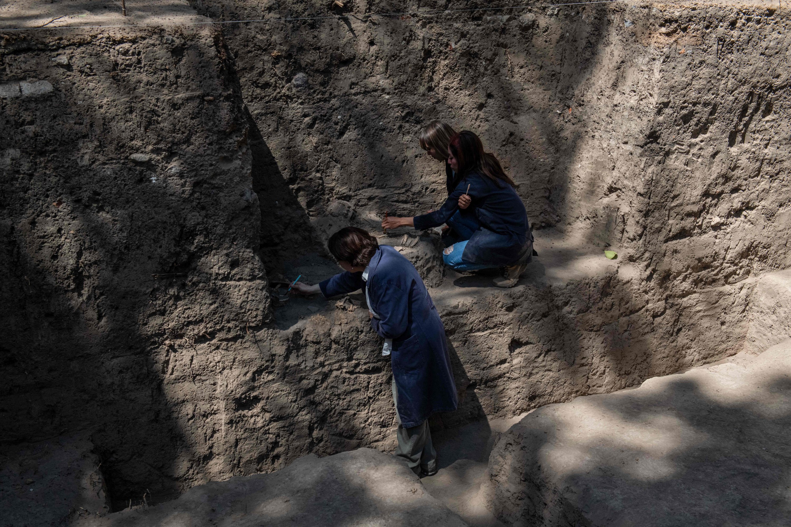 Para ahli di pemakaman kuno ditemukan selama pembangunan proyek baru di Taman Chapultepec di Mexico City, Meksiko, 21 Februari 2023. (Foto AFP)
