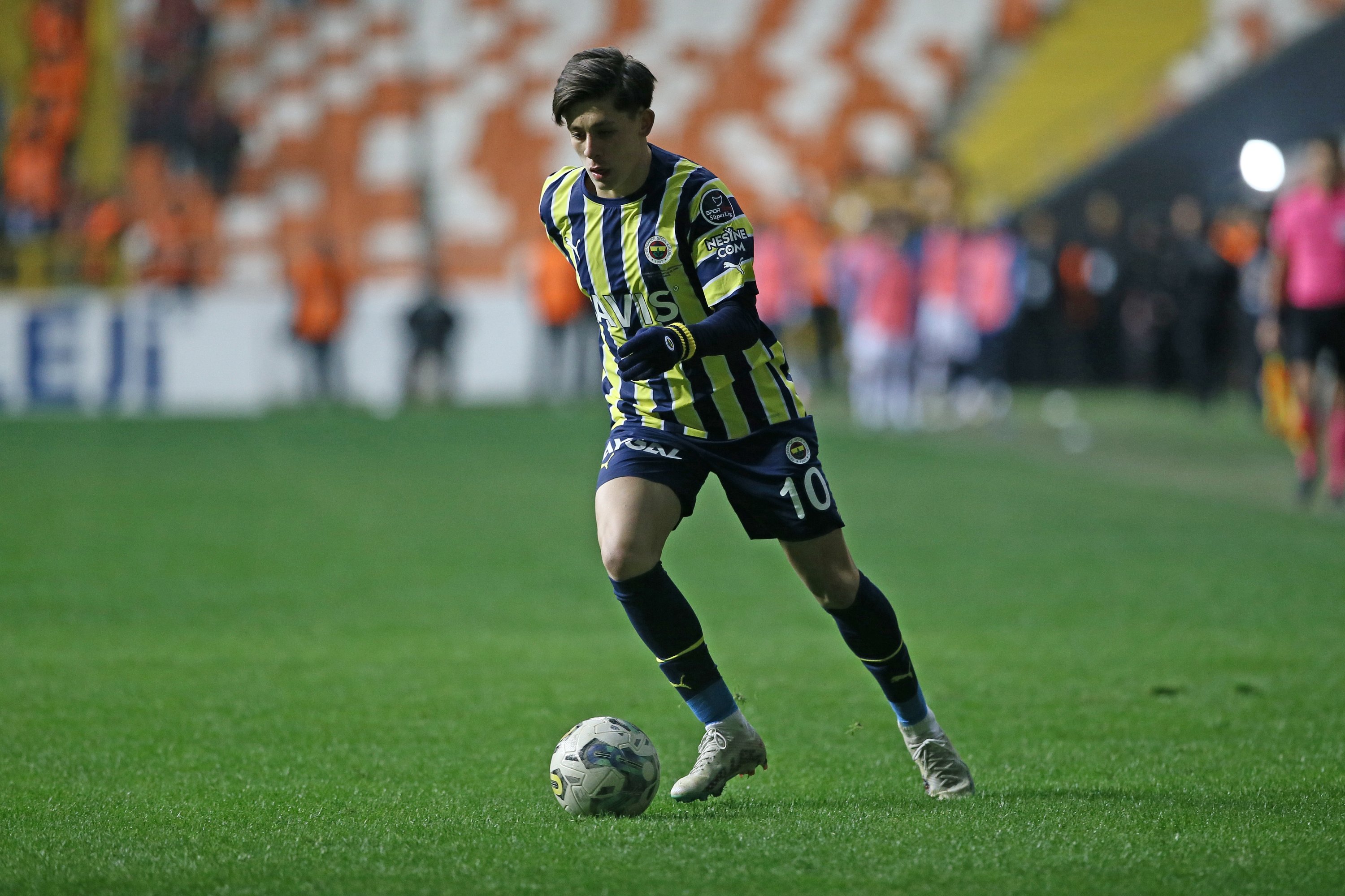 Arda Güler dari Fenerbahçe beraksi saat pertandingan melawan Adana Demirspor di Stadion Ülker, Istanbul, Türkiye, 2 Februari 2023. (Foto AA)