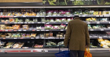 Customers shop for groceries at Sainsbury&#039;s supermarket in London, Britain, Feb. 15, 2023. (EPA Photo)