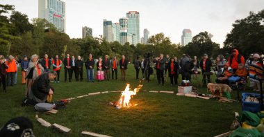 Canada's Prime Minister Justin Trudeau marks National Day for Truth and Reconciliation, honoring the lost children and survivors of Indigenous residential schools, during a sunrise ceremony at Niagara Parks power station, Ontario, Canada, Sept. 30, 2022.  (Reuters File Photo)