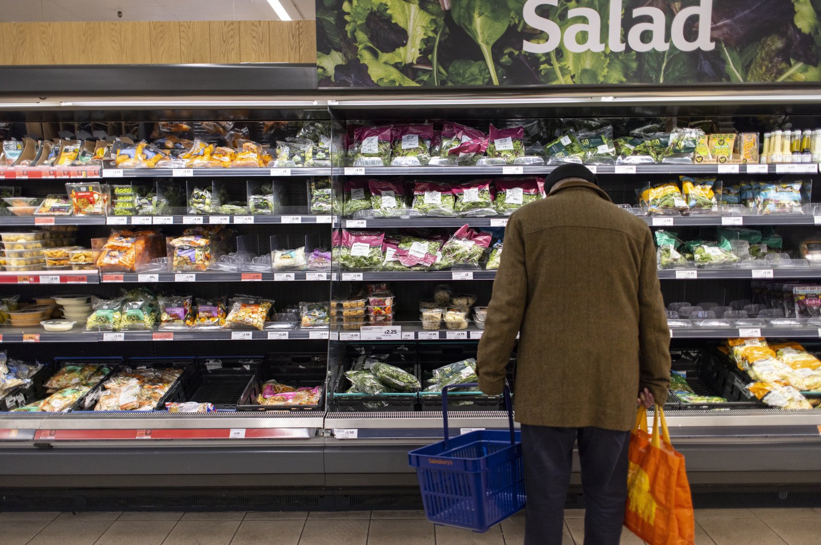 Customers shop for groceries at Sainsbury&#039;s supermarket in London, Britain, Feb. 15, 2023. (EPA Photo)