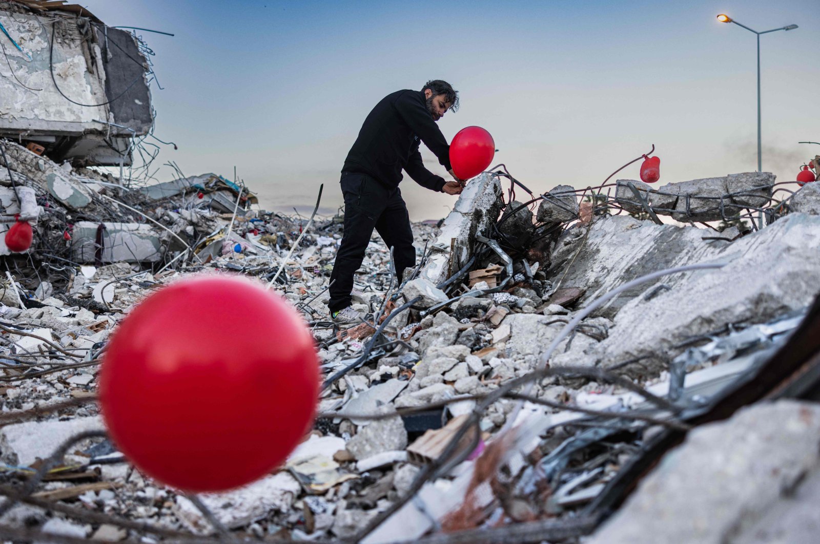 Balon merah memberikan penghormatan terakhir kepada anak-anak yang tewas dalam gempa Türkiye