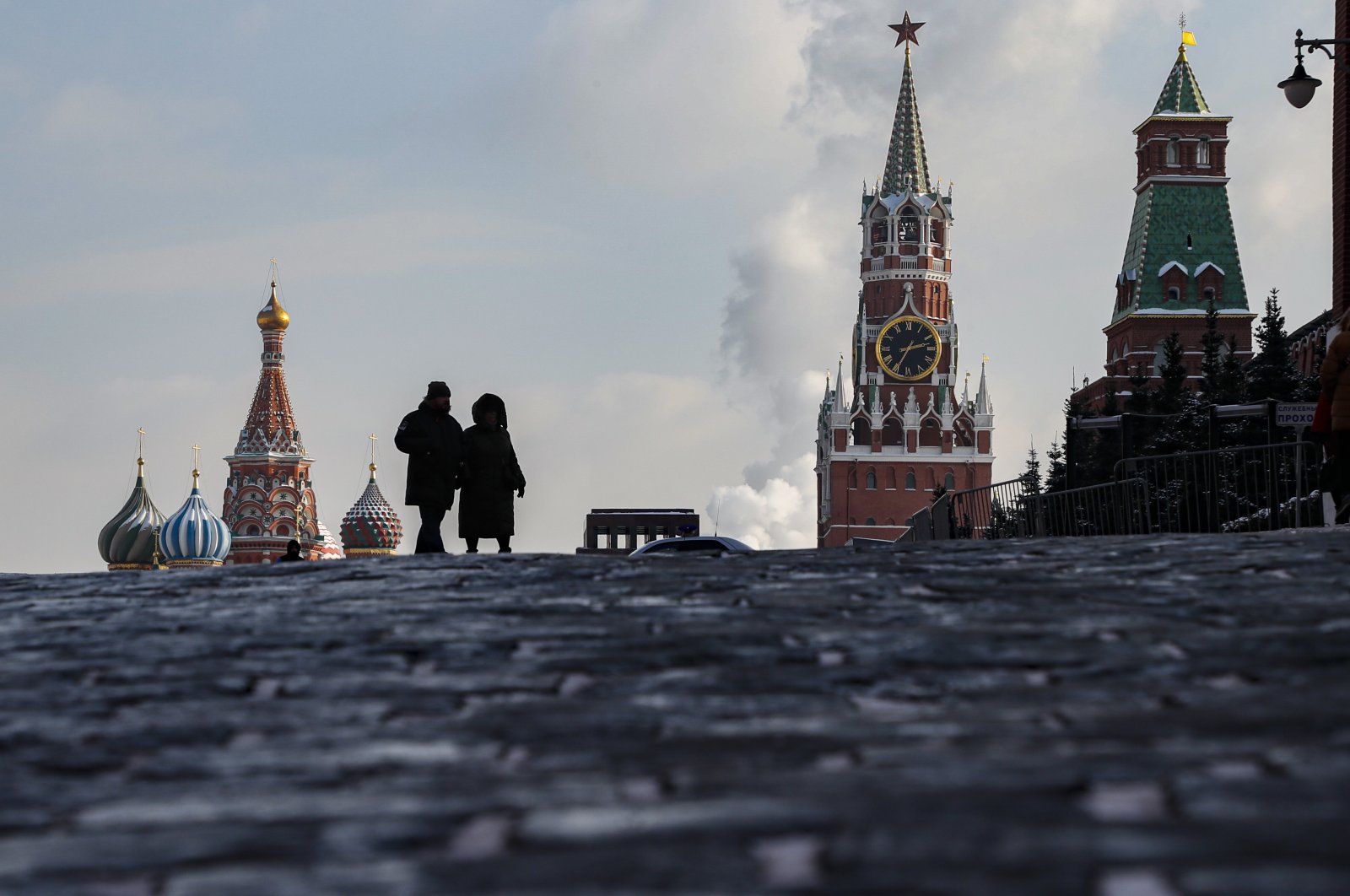 People walk on the Moscow Red Square prior to Russian President Vladimir Putin&#039;s annual state of the nation address, in Moscow, Russia, Feb. 21, 2023. (EPA Photo)