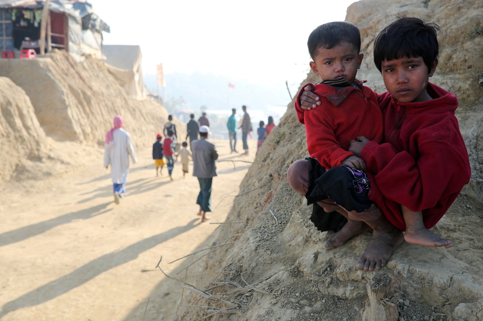 Rohingya refugee children look on at the Jamtoli camp in the morning in Cox&#039;s Bazar, Bangladesh, Jan. 22, 2018. (Reuters File Photo)