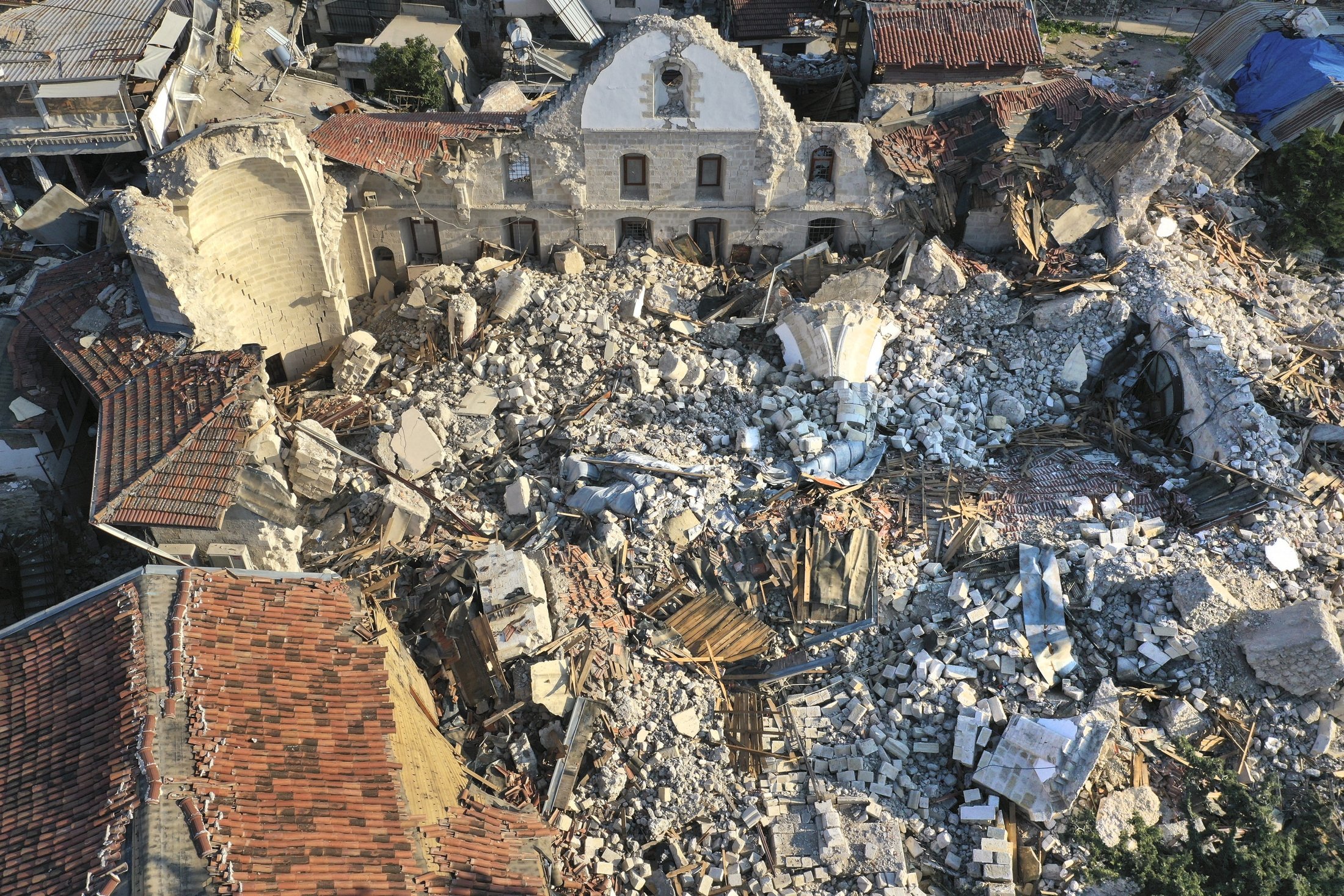 Pemandangan Gereja Ortodoks Yunani Antiokhia yang hancur saat gempa dahsyat, di kota tua Antakya, Türkiye selatan, 13 Februari 2023. (Foto AP)