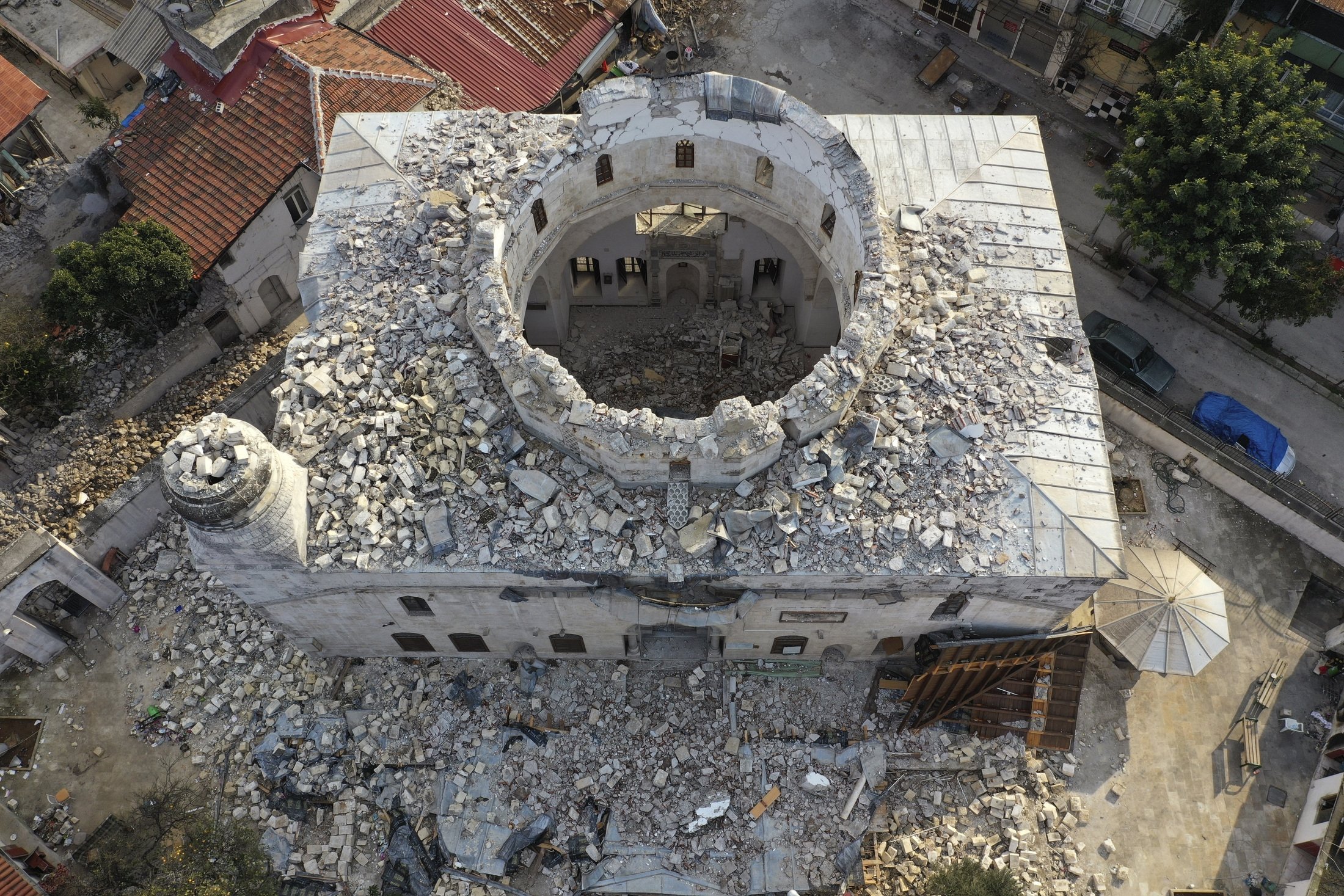 Türkiye, Antakya'nın eski şehrinde meydana gelen depremde yıkılan Şeyh Ali Camii'nin görünümü, 11 Şubat 2023. (AP Fotoğrafı)