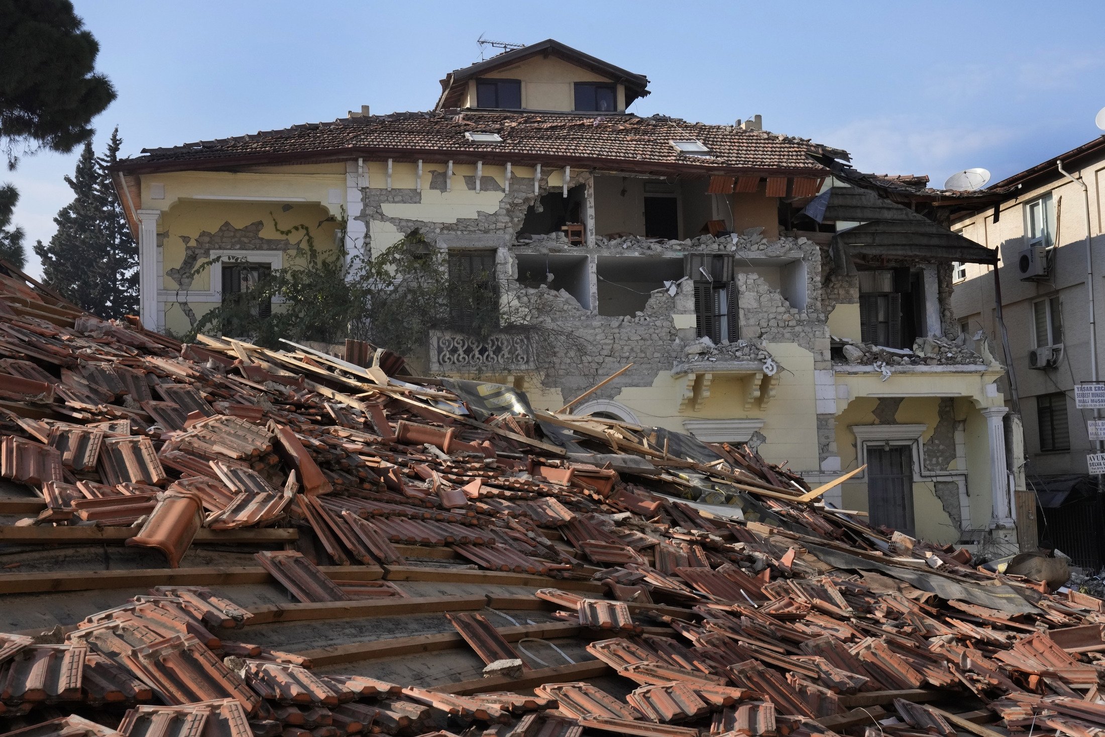 Türkiye, Antakya'nın eski şehrinde meydana gelen depremde yıkılan tarihi bir yapının görünümü, 13 Şubat 2023. (AP Fotoğrafı)