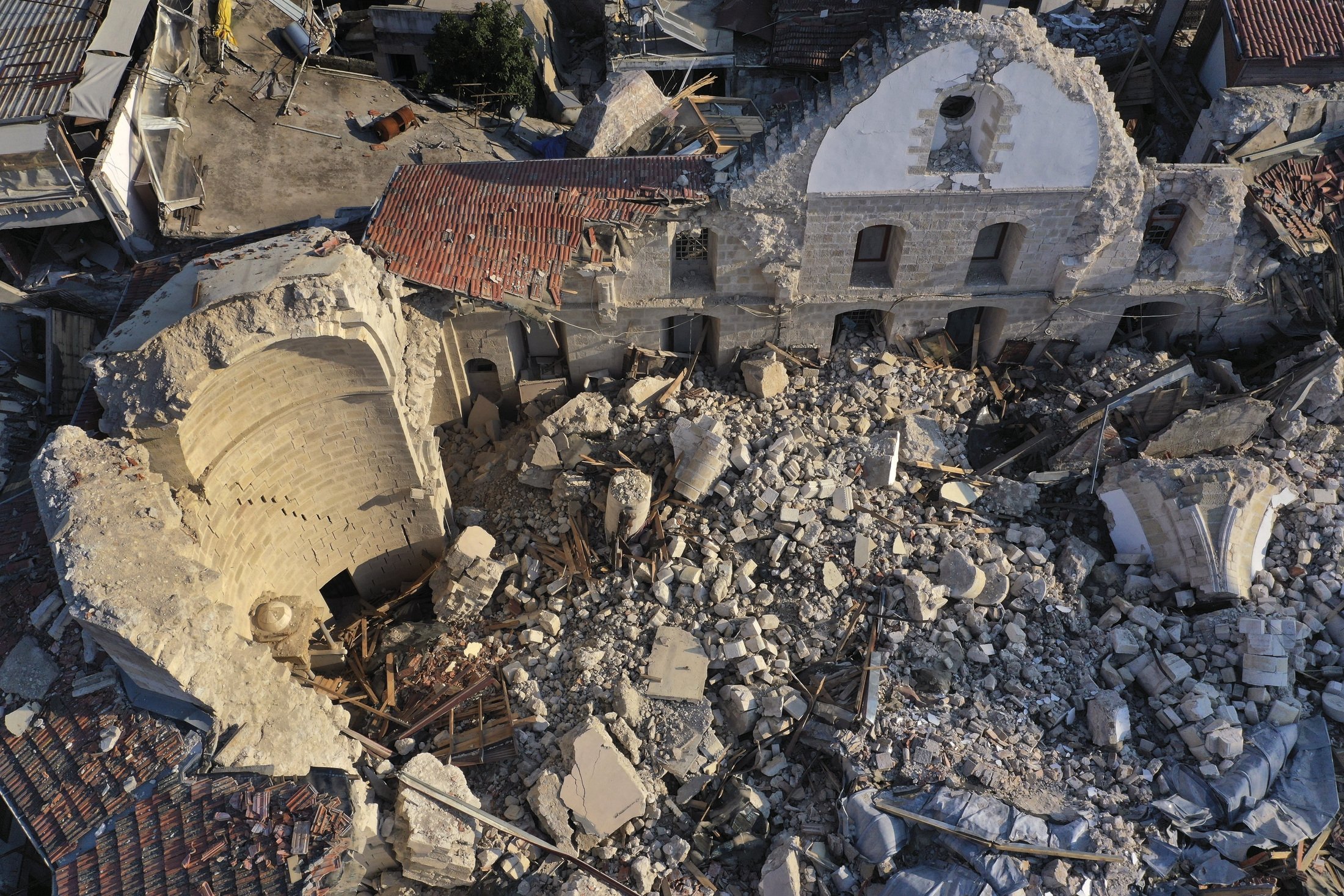 Türkiye, Antakya'nın eski kentinde meydana gelen depremde yıkılan Antakya Rum Ortodoks Kilisesi'nin görünümü, 13 Şubat 2023. (AP Fotoğrafı)