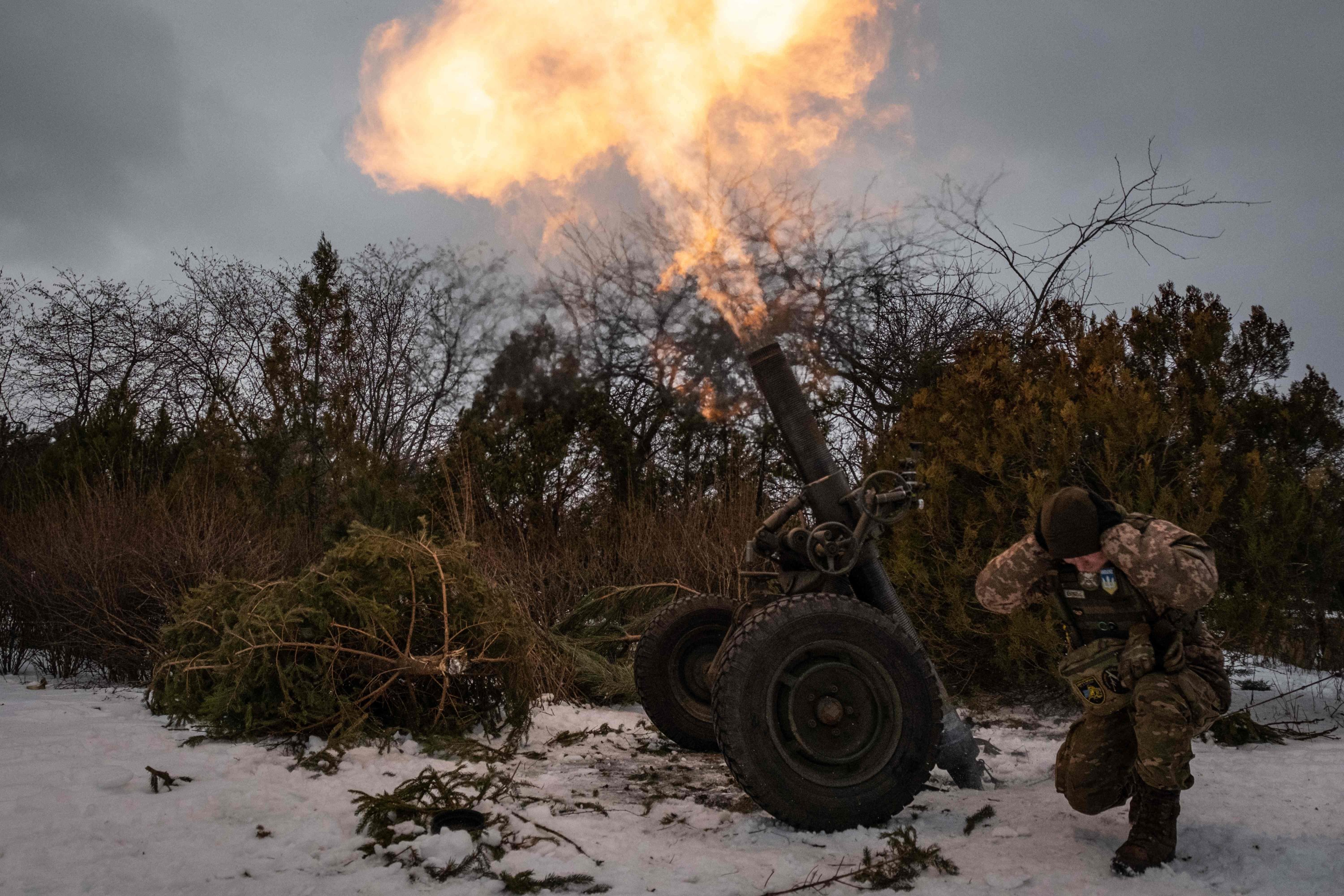 Seorang prajurit Ukraina menembakkan mortir Prancis ke posisi Rusia, Bakhmut, Ukraina, 15 Februari 2023. (Foto AFP)