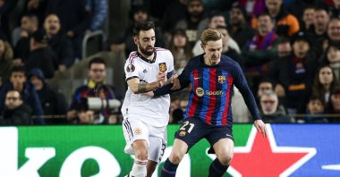 Manchester United's Bruno Fernandes (L) in action against Barcelona's Frenkie de Jong during the UEFA Europa League match at Camp Nou, Barcelona, Spain, Feb. 16, 2023. (Getty Images Photo)