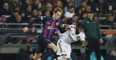 Manchester United&#039;s Fred in action with FC Barcelona&#039;s Frenkie de Jong during the Europa League playoff 1st leg tie at Camp Nou, Barcelona, Spain, Feb. 16, 2023. (Reuters Photo)