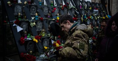 A man stands in front of &quot;Heavenly Hundred Heroes Memorial&quot; in Kyiv, Feb. 20, 2023. (AFP Photo)