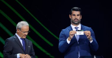 Volkan Demirel draws Sivasspor card during the UEFA Europa Conference League 2022/23 group stage draw, Istanbul, Türkiye, Aug. 26, 2022. (Getty Images Photo)