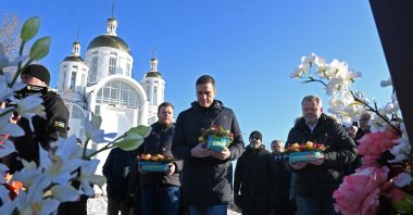 Spanish Prime Minister Pedro Sanchez (C) and Mayor of Bucha Anatoliy Fedoruk (R) leave floral tributes to the fallen, Bucha, Ukraine. Feb. 23, 2023. (AFP Photo)