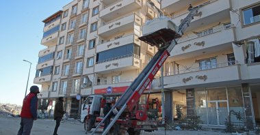 People move their belongings from a damaged building following a powerful earthquake in the Nurdaği district of Gaziantep, southeastern Türkiye, Feb. 16, 2023. (EPA Photo)