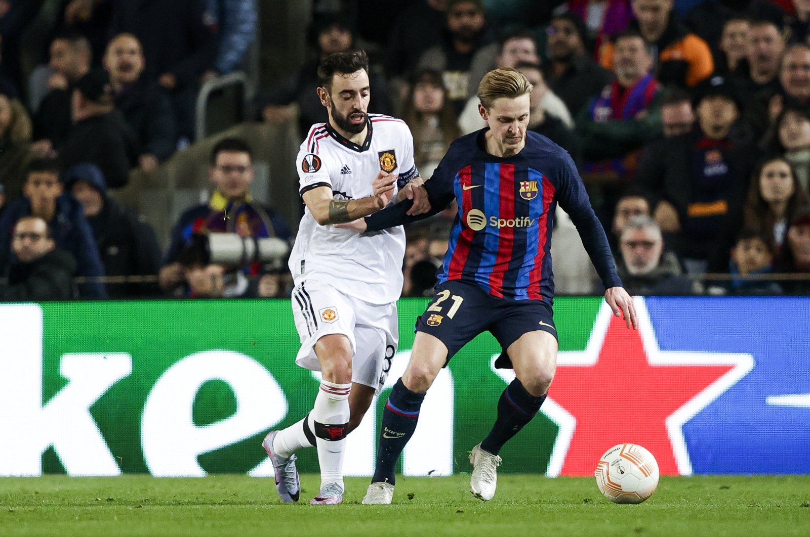 Manchester United&#039;s Bruno Fernandes (L) in action against Barcelona&#039;s Frenkie de Jong during the UEFA Europa League match at Camp Nou, Barcelona, Spain, Feb. 16, 2023. (Getty Images Photo)
