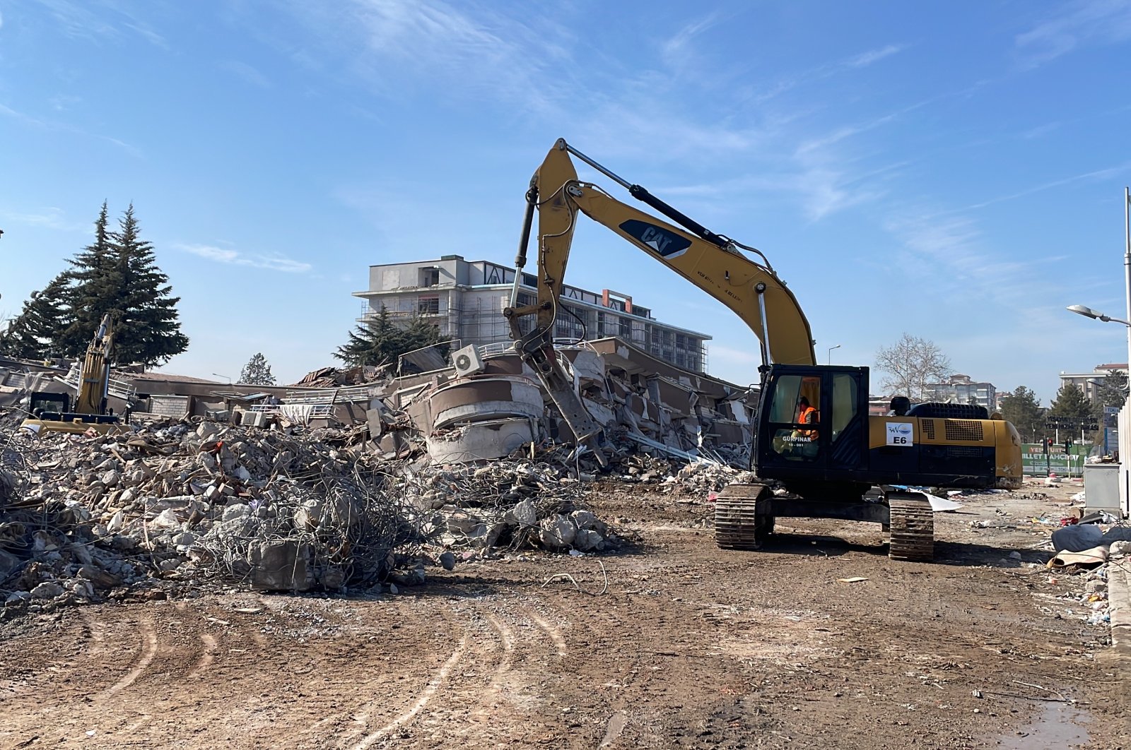 The works on removing the debris of the destroyed buildings continue in Malatya, southeastern Türkiye, Feb. 23, 2023. (AA Photo)