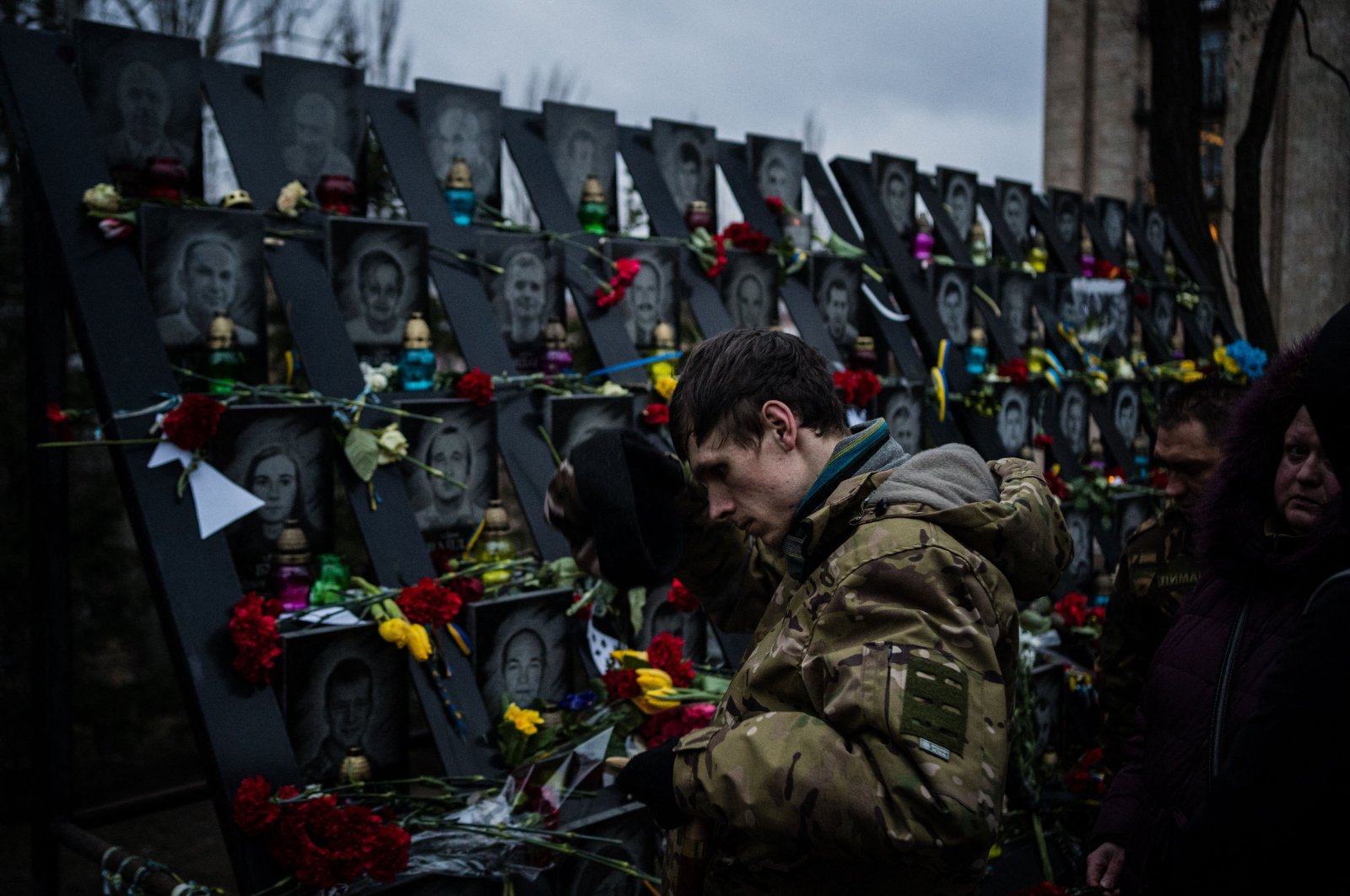A man stands in front of &quot;Heavenly Hundred Heroes Memorial&quot; in Kyiv, Feb. 20, 2023. (AFP Photo)
