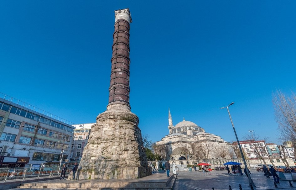 The Çemberlitaş column, Istanbul, Türkiye. (Shutterstock Photo)