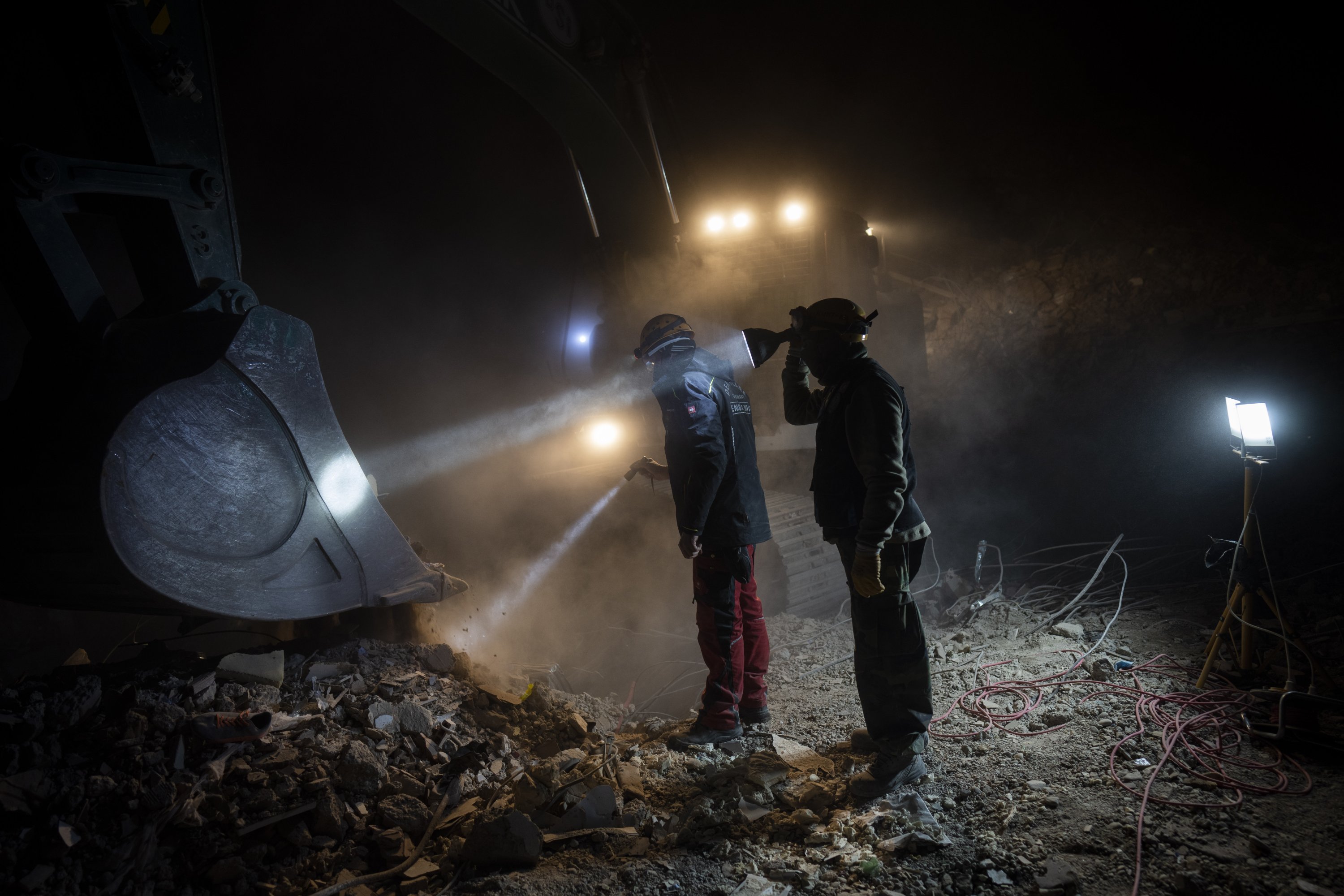 Tim SAR memeriksa ember ekskavator saat mereka mencari jenazah orang yang meninggal saat gempa bumi di Kahramanmaraş, Türkiye selatan, 17 Februari 2023. (Foto AP)
