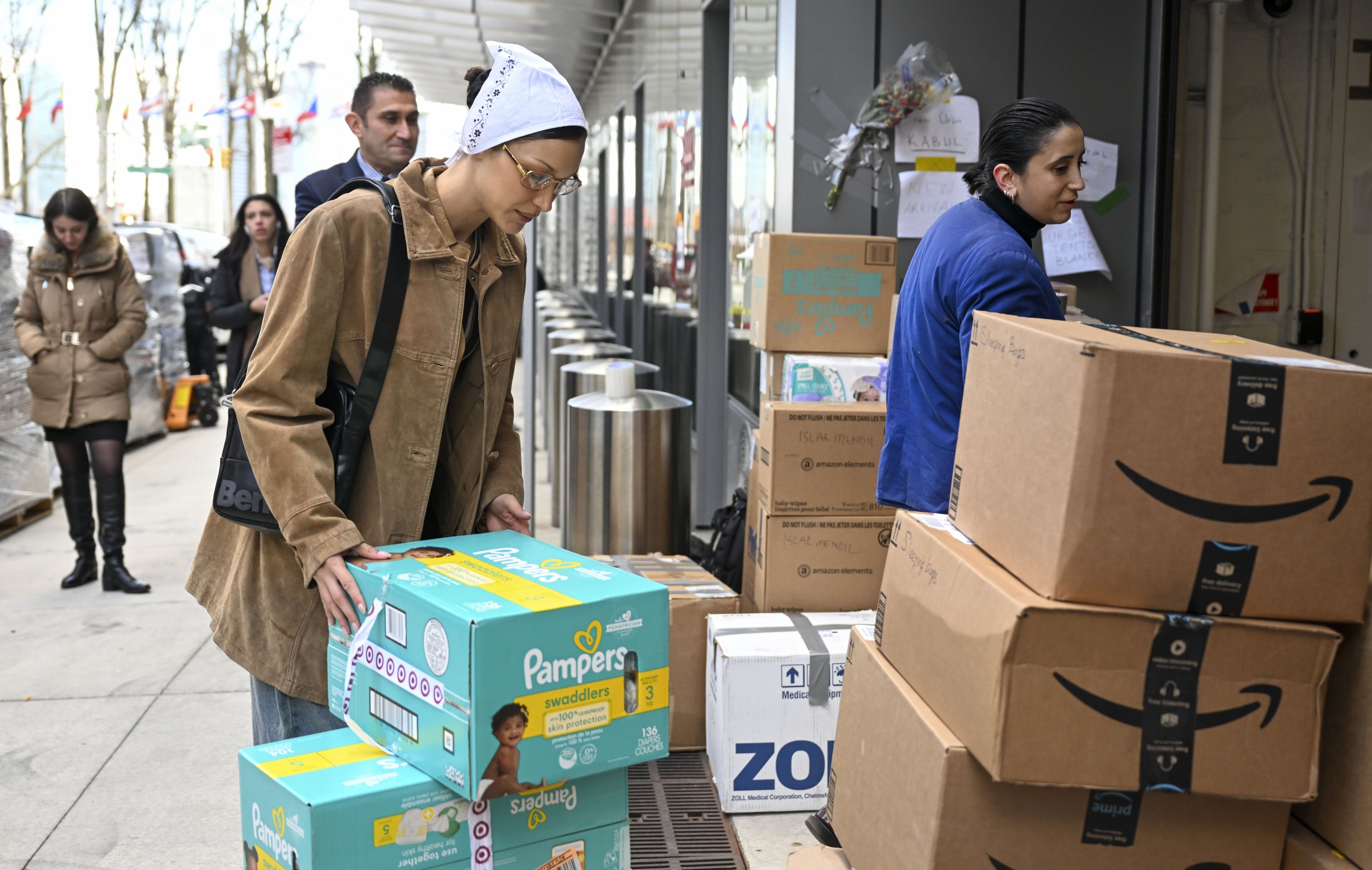 Supermodel Bella Hadid tersenyum saat membawa kotak berisi persediaan bantuan kemanusiaan untuk korban gempa Turki di New York, AS, 24 Februari 2023. (Foto AA)
